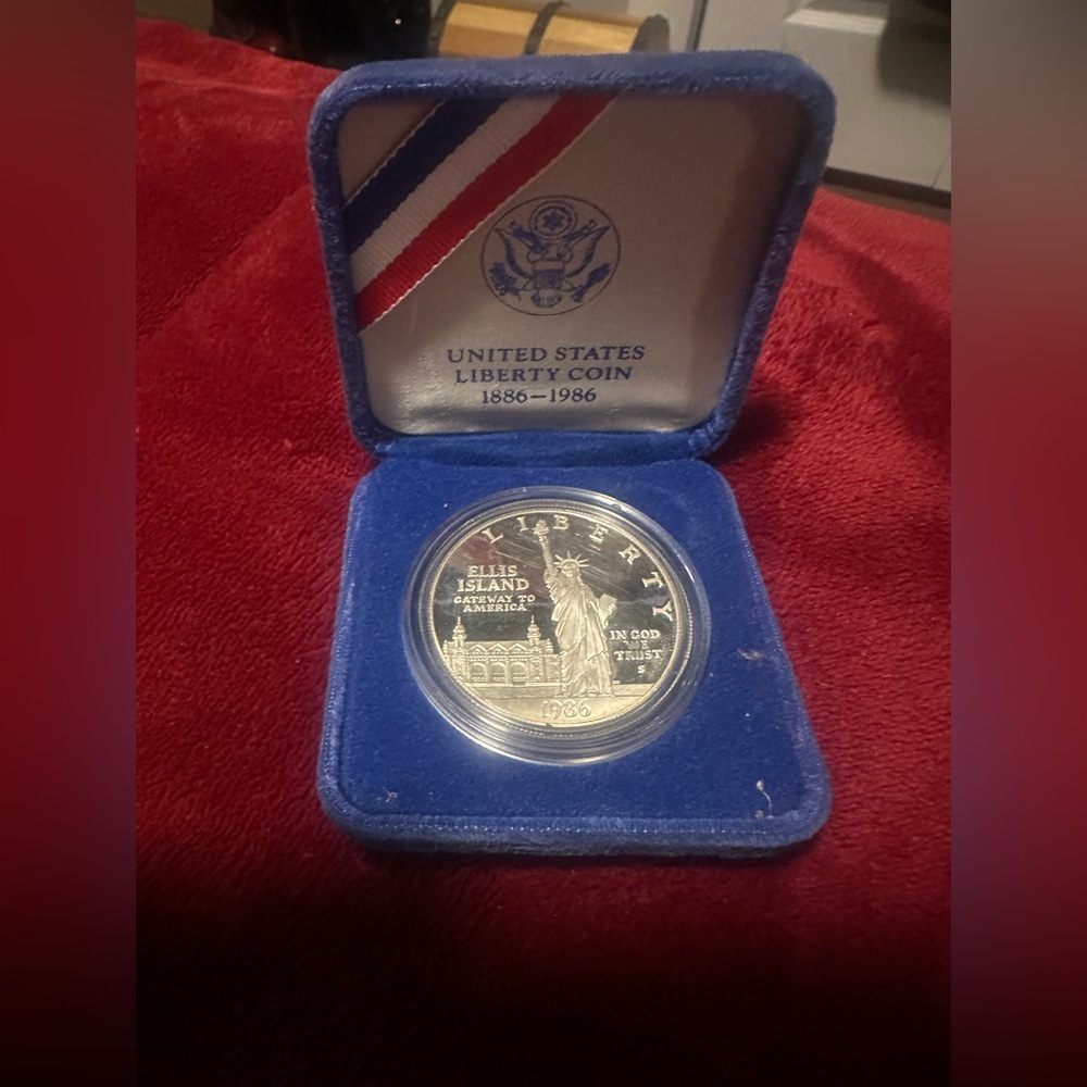 United States liberty 1986 dollar coin